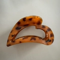Detail view of large heart-shaped leopard print hair claw clip in tortoiseshell finish - 10cm / Heart Shape Yellow Coffee Leopard