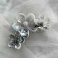 Detail der Tintenmarmor-Textur und des Blumendesigns an einer großen Haarklammer - Drei Blumen Stil
