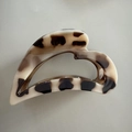 Macro detail of high-gloss leopard print heart hair claw clip made of acetate material - 10cm / Heart Shape White Leopard