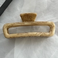 Dettaglio della grande pinza rettangolare con elegante texture in marmo beige - Stile Rettangolo Piatto