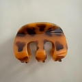 Detailed top view of a large leopard print claw clip with polished finish and sturdy teeth - 8cm / Trojan Horse Yellow Coffee Leopard