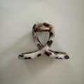 Macro detail of large vintage leopard print hair claw clip with golden metal spring - 8cm / Crisscross Grey White Leopard