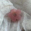 Dettaglio della molletta per capelli a fiore rosa in acrilico trasparente con molla - Rosa Gelatina