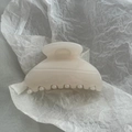 Dettaglio molletta per capelli a ventaglio color crema con superficie lucida e presa sicura - Bianco Gelatina