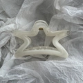 Dettaglio molletta per capelli a stella bianco crema con finitura in acetato effetto marmo - Pinza Stella Bianca Bicolore