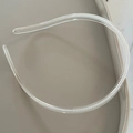 Dettaglio dei denti interni antiscivolo di un cerchietto minimalista trasparente - Cerchietto Flusso a Due Toni Bianco
