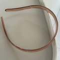 Dettaglio dei denti antiscivolo interni marrone ambra di questo cerchietto minimalista - Cerchietto Flusso a Due Toni Caffè