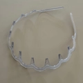 Detail van transparante golvende haarband met tanden voor antislip haarstyling - Grijs Vloeiend Patroon
