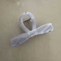 Dettaglio del fermaglio per capelli con motivo marmoreo e molla in metallo dorato - Fiocco Marmo Grigio