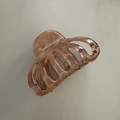 Vista de detalle de pinza para el pelo ámbar translúcida con estructura de peine ancho - Café Marmolado