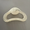 Detail einer großen Haarklammer in Creme-Marmor-Optik mit ausgehöhltem Design - Champagner Fließendes Muster