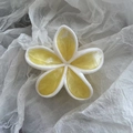Détail de la pince à cheveux fleur marbrée avec motif de frangipanier blanc et jaune - Jaune