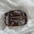 Macro shot of French vintage leopard print hair claw with glossy tortoise shell texture - 10cm Oval Gray Tortoiseshell