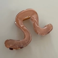 Dettaglio del fermaglio per capelli ambra a forma di S con molla in metallo dorato - 11cm / Motivo Marmorizzato Caffè