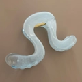Dettaglio della pinza per capelli a forma di S marmorizzata blu con molla dorata - 11cm / Motivo Marmorizzato Blu