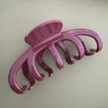 Détail de la pince à cheveux mauve avec finition nacrée et dents arrondies pour la coiffure - Rouge Rose (Style Pince)