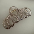 Gros plan sur une grande pince à cheveux beige transparent avec ressort doré - Gris Transparent (Style Boucle)