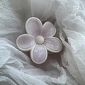 Détail d'une pince à cheveux en forme de fleur avec nacre violette et bord blanc - Rose