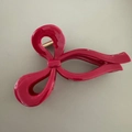 Dettaglio della grande pinza per capelli a fiocco rosso rosa con finitura lucida e molla - Rosso Brillante
