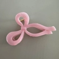 Dettaglio della molletta per capelli a fiocco rosa con struttura a molla in metallo - 15cm Rosa
