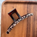 Détail macro d'une grande pince à cheveux écaille de tortue avec ressort en métal - Rouge Mat Écaille Ressort Rond