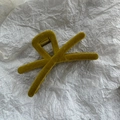 Vue détaillée d'une pince à cheveux à nœud floqué jaune moutarde pour chignons - Vert Olive Flocage