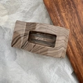 Dettaglio di un fermaglio per capelli rettangolare con texture marmorizzate marroni e beige - Stile Quadrato Grana del Legno Caffè