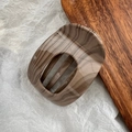 Dettaglio molletta per capelli con motivo marmorizzato su vassoio in legno stile vintage - Stile Ovale Grana del Legno Caffè