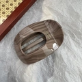 Detail einer braunen Haarklammer mit Marmormuster und goldener Barrette La France Schrift - Ovale Haarkralle / Kaffee Holz Ellipse