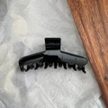 Dettaglio molletta per capelli nera lucida in PC con design ondulato e struttura a denti multipli - Nero Lucido (11.5cm)