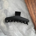 Vue détaillée de la pince à cheveux noire mate montrant les dents et la prise de qualité - Noir Mat (11.5cm)