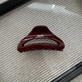 Détail de la pince à cheveux bordeaux avec lettrage doré Barrette la France élégant - 9cm Petit Rouge