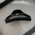 Détail d'une pince à cheveux noire brillante avec lettrage Barrette La France doré - 12cm Grand Noir
