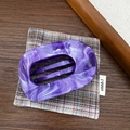 Détail de la pince à cheveux en acrylique violet marbré avec design creux ovale - Motif Marbre Violet (Shenzhen)