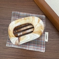 Pince à cheveux ovale en acétate avec motif marbré élégant sur un bureau en bois rustique - Marron