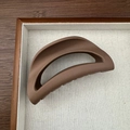 Détail d'une pince à cheveux mate marron café avec un design semi-circulaire ajouré - Marron Demi-cercle (10.5cm)