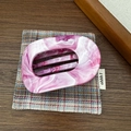 Dettaglio molletta per capelli con motivo marmo rosa su tessuto vintage a quadri - Rosa Rossa