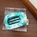 Dettaglio di molletta per capelli ovale vuota con motivo marmorizzato blu su tappetino - Blu Lago