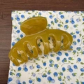 Macro view of olive green 11cm hair claw clip made of polished resin for thick hair - Turmeric