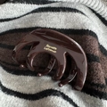 Vista dettagliata della grande clip per capelli marrone scuro con scritta dorata Barrette - Marrone Rossastro Etichetta Dorata