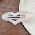 Dettaglio macro di una grande clip per capelli a cuore con motivo in marmo bianco - Bianco Frutta