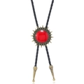 Detail der Vintage-Bolo-Krawatte mit rotem Harzstein und bronzenem Sonnenstrahlrahmen - Rot