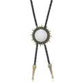 Retro goldene Bolo Tie mit weißem Opal-Sonnenanhänger und schwarzem geflochtenem Lederband - Weiß