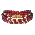 Bracelet trois rangs en perles de grenat rouge avec breloque PiXiu dorée et intercalaires - Bordeaux
