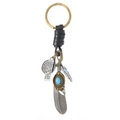 Portachiavi vintage in bronzo con piume turchesi e cinturino in pelle inciso su bianco - Nero