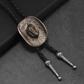 Dettaglio della cravatta bolo con cappello da cowboy vintage e cordino in pelle nera - Pelle Nera E Argento Antico