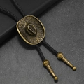 Dettaglio della cravatta bolo in bronzo con ciondolo a cappello e cordoncino in pelle - Pelle Nera E Bronzo Antico