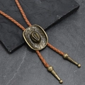 Dettaglio della cravatta Bolo a cappello da cowboy dorato vintage con cordino in cuoio - Pelle Cuoio + Bronzo Antico