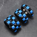 Detail von Punk-Lederarmbändern mit blau-schwarzen Pyramiden-Nieten in Reihen-Layouts - 3er-Set (S/M/L) / Schwarz + Blau