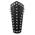 Punk Armstulpe aus schwarzem Leder mit silbernen Spikes und Schuppentextur auf Weiß - Schwarz